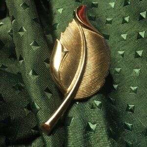 Vintage Krementz 3D Gold Leaf Brooch